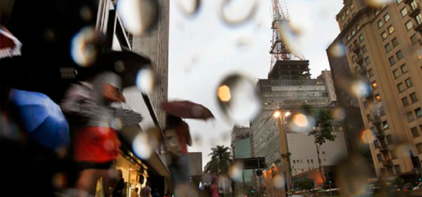 Frente fria chega ao RJ, mas ainda chove em SP, MS e no Sul