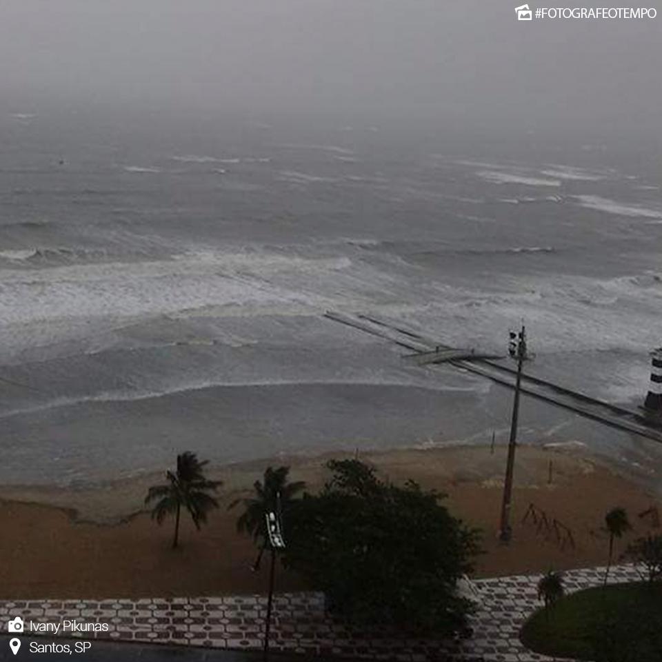 Com ventos fortes e mar agitado na Baía de Todos-os-Santos, ondas