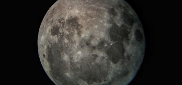 NASA descobre água na superfície da lua