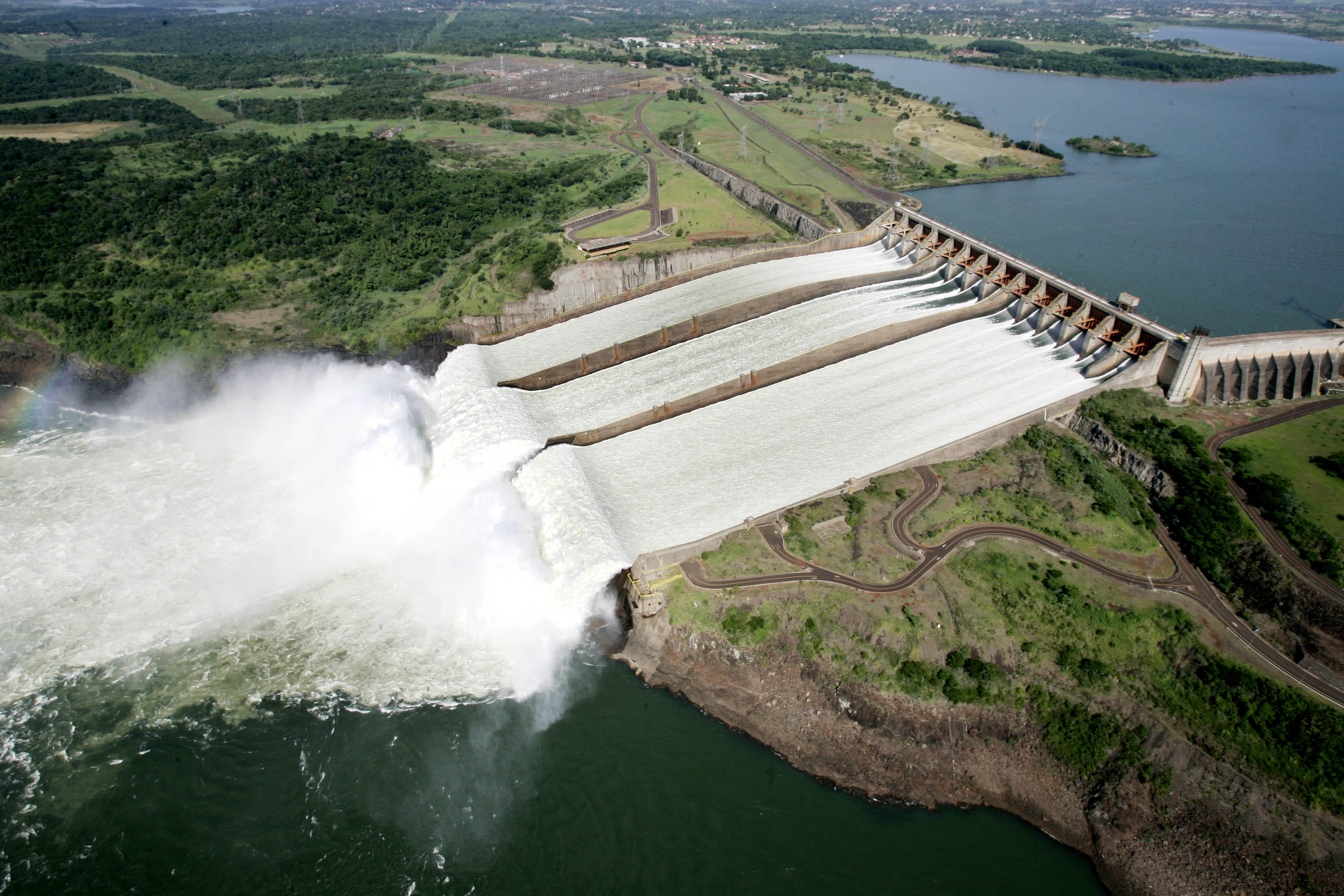 Люди перегородили реку большой плотиной вода выше. Итайпу Бразилия ГЭС. Плотина Итайпу в Бразилии. ГЭС «Итайпу», Бразилия и Парагвай. Плотина Итайпу в Парагвай.