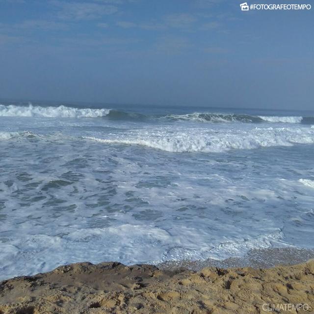 Com ventos fortes e mar agitado na Baía de Todos-os-Santos, ondas