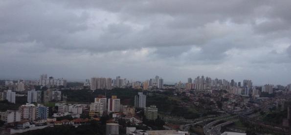 Frente fria provoca chuva volumosa em Salvador e Aracaju