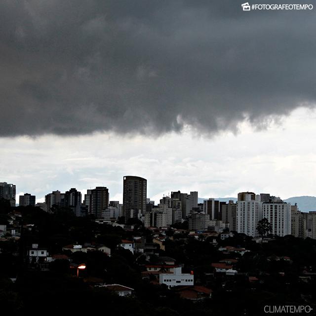 SP_São-Paulo-por-André-C.-2-12-18-nuvens-de-chuva_2