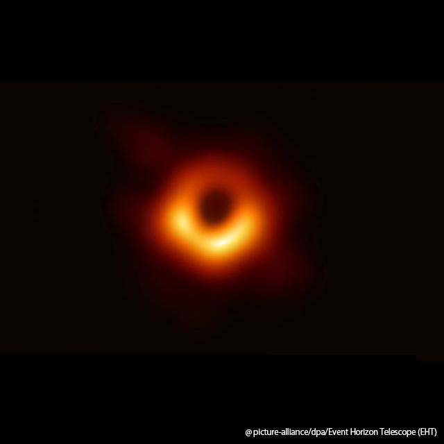 Astrônomos fotografam buraco negro pela 1ª vez