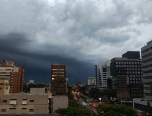 RS_Porto-Alegre-por-André-C.-11-2-19-chuva-forte-chegando