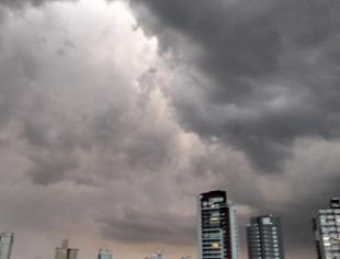 SP_São Paulo por Marcelo Pinheiro 30-7-19 nuvens carregadas