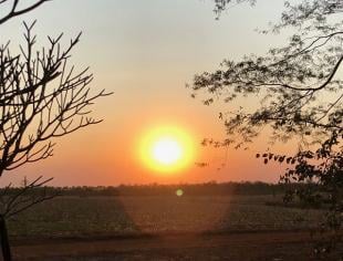 MS_Dourados-por-Jean-Davi-17-9-19-por-do-sol-e-fumaça