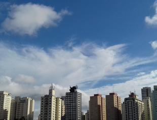 SP_São-Paulo-por-Philippe-Peinhopf-de-Paula-15-5-19_sol-e-muitas-nuvens