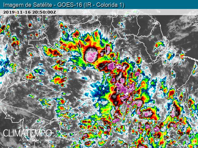 Chuva volumosa causa estragos em Rio Branco