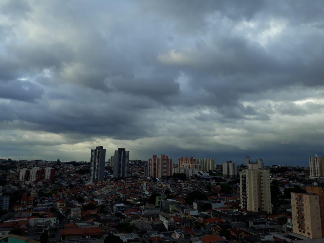 Frente fria chega, deixa céu cinza e muda o cenário de São Paulo - Fotos -  R7 São Paulo