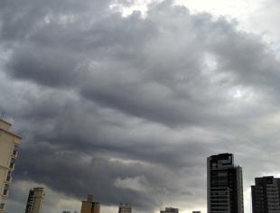 SP_São-Paulo-por-Marcelo-Pinheiro-6-3-19-nuvens-de-chuva