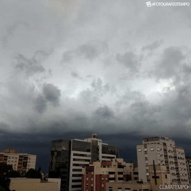 RS_Porto-Alegre-por-André-C.-11-2-19-nuvens-de-chuva-forte