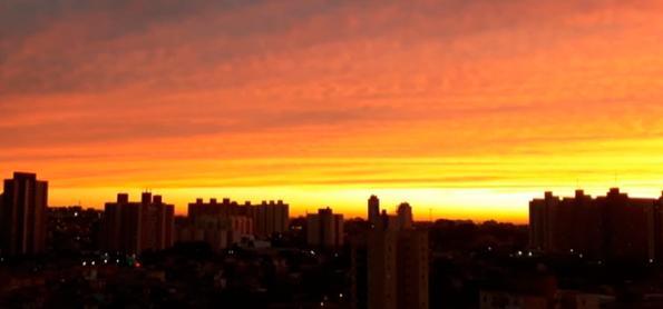 Céu do fim da tarde encanta em São Paulo