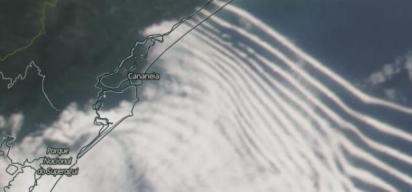 Trem com 17 nuvens rolo no litoral de SP