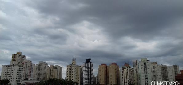 Clima na cidade de SP atinge construções antigas