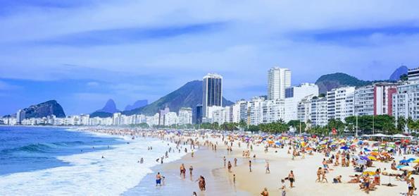 Praias lotadas aumentam risco de covid-19 e conjuntivite