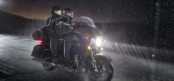 Vai sair de moto na chuva?