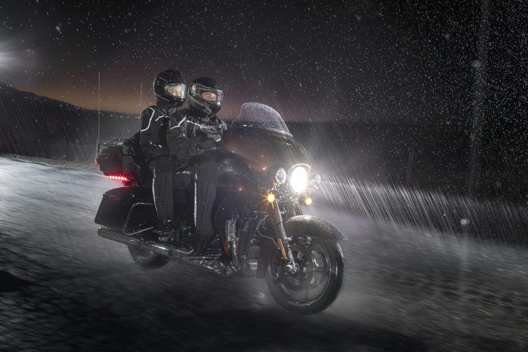 Vai sair de moto na chuva? Climatempo
