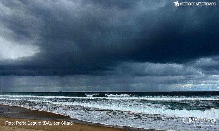 VCAN deixou nuvens carregadas e chuva forte no litoral da Bahia.