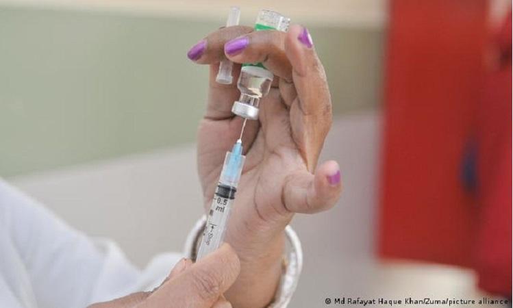 Uma pessoa vacinada pode contrair o coronavírus  mas o imunizante ajuda a prevenir que a doença se agrave