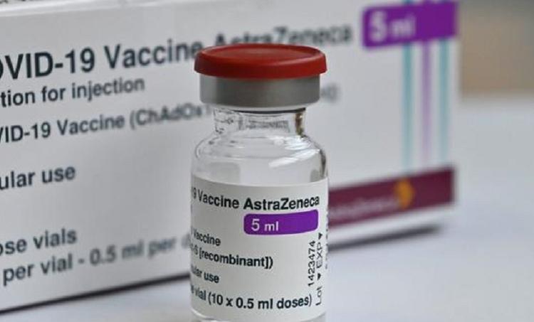 Vacina da AstraZeneca não precisa ser armazenada a temperaturas extremamente baixas e é mais barata	