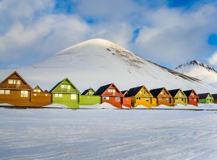 Conjunto de casas coloridas na ilha de Spitsbergen, Svalbard, Noruega, o lugar habitado mais ao norte do continente europeu