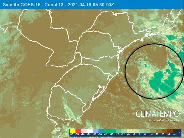 Imagem captada pelo satélite GOES 16 em 19/4/2/2021 mostra aglomerado de nuvens na costa de SP associada à formação de um ciclone