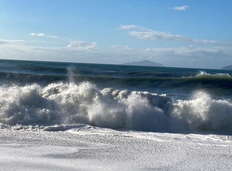 Com ventos fortes e mar agitado na Baía de Todos-os-Santos, ondas