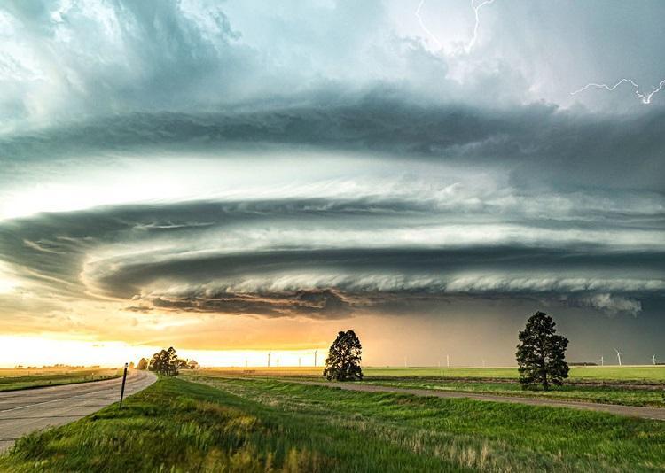 Foto: OMM/Guillaume Hobam - Supercélulas se formam sobre Burlington, no Colorado, Estados Unidos