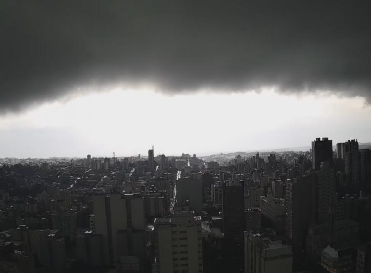 Foto: nuvens negras de tempestade sobre Caxias do Sul (RS), por Climaaovivo