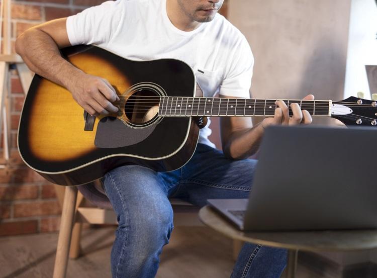 Foto: iStock (jovem músico)