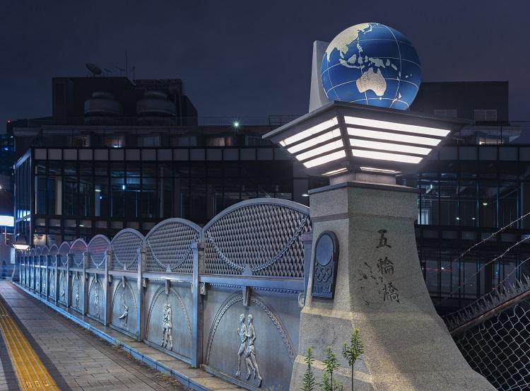 Foto: ponte Olímpica ou Gorinbashi decorado com um globo terrestre em Harajuku à noite (iStock)