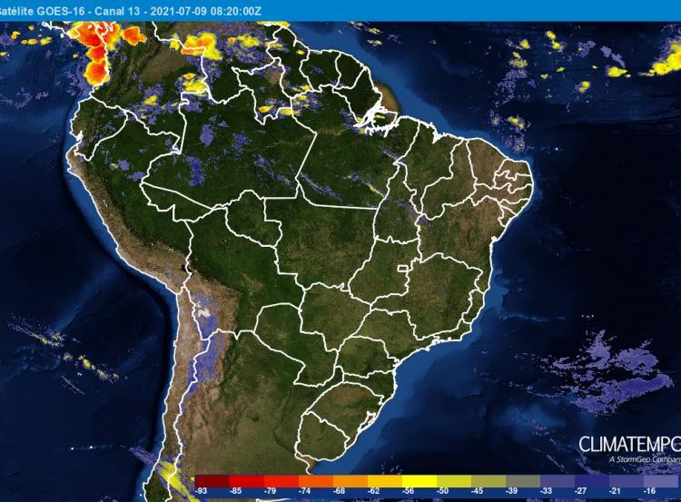 Imagem captada pelo satélite GOES 16 mostra poucas nuvens sobre o Brasil