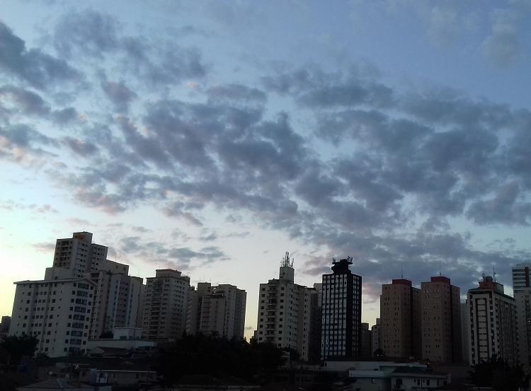 Frente fria chega, deixa céu cinza e muda o cenário de São Paulo - Fotos -  R7 São Paulo