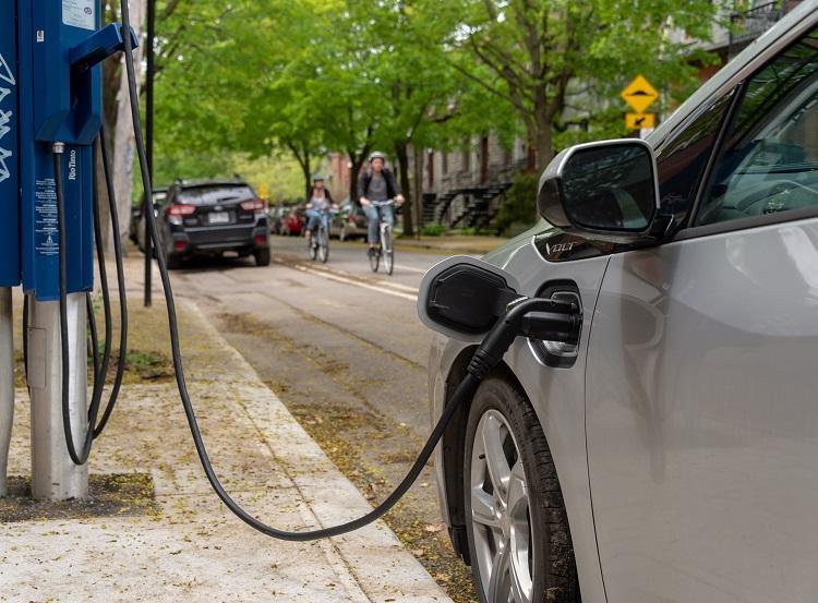 Foto: abastecimento de carro elétrico na cidade (iStock) Foto: abastecimento de carro elétrico na cidade (iStock)