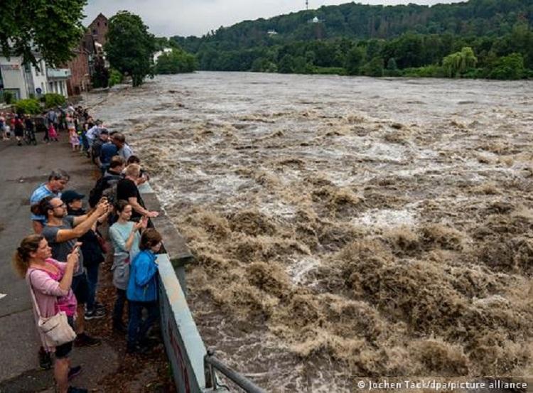 Foto: Curiosos contemplam violência das águas do lago Baldeney, em Essen (DW)