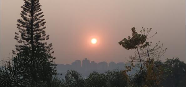 Por que a lua e o sol estão mais alaranjados esses dias?