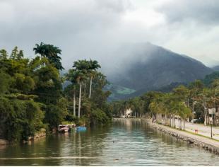 rainy-day-in-paraty-picture-id1247256467