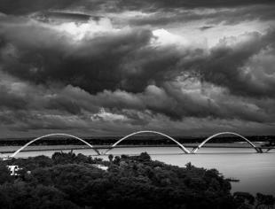 storm-on-jk-bridge-picture-id1308532540