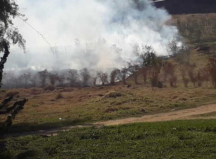 Fumaça da queimada em Campos do Jordão. Fonte: Defesa Civil de Campos do Jordão Fumaça da queimada em Campos do Jordão. Fonte: Defesa Civil de Campos do Jordão