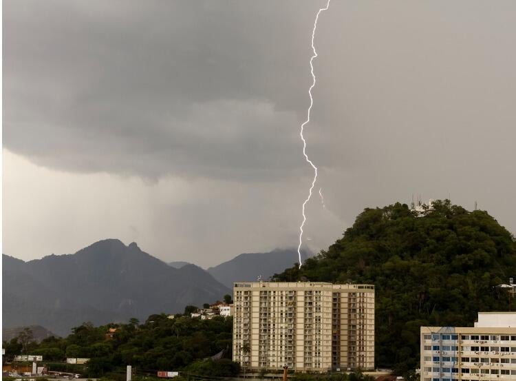 Domingo com temporais no RJ