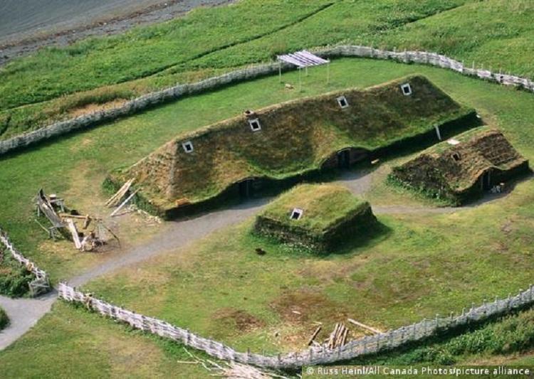 Foto: Construções no sítio arqueológico viking de L'Anse aux Meadows/ DW