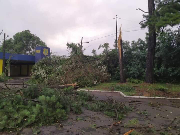 Estragos em SC e possibilidade de tornado ou microexplosão