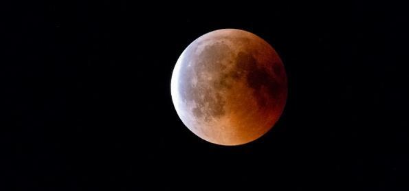 Raro eclipse lunar parcial ocorre na sexta-feira