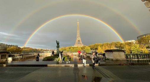 Arco-íris duplo emoldura Torre Eiffel e surpreende em Paris