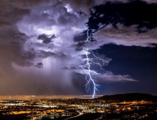 lightning-strike-over-a-city-picture-id489144396