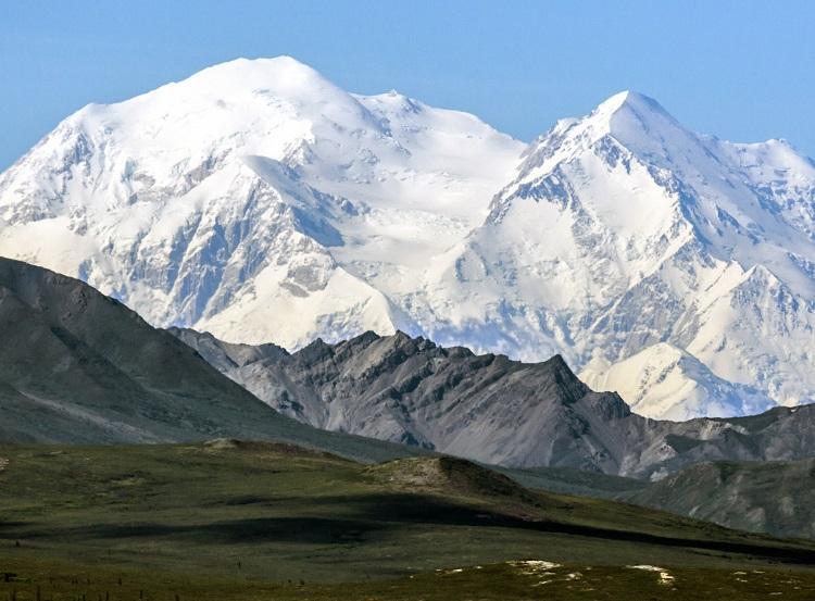 Foto: montanhas no parque nacional Denali, no Alasca/ iStock