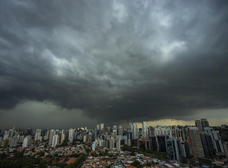 Baixa pressão no mar provoca temporais em SP e RJ