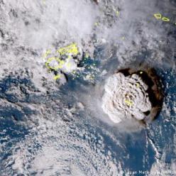 Tsunami atinge ilhas do Pacífico Sul após erupção de vulcão	