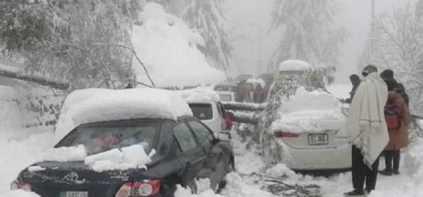 Mais de 20 turistas morrem presos por nevasca no Paquistão